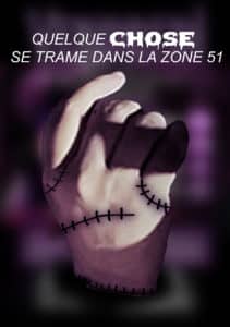 La main Vendredi Halloween avec cicatrice, avec le texte "quelque chose se trame dans la Zone 51"